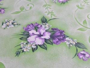 «Клеенка на ткани ПЕРМЬ 1,3*25м "Фантазия" салатно-фиолетовые цветы» - фото 1